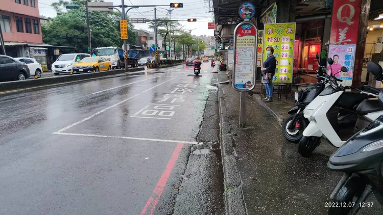 客運抵達大武崙站，發現有轎車擋住車道。翻攝畫面