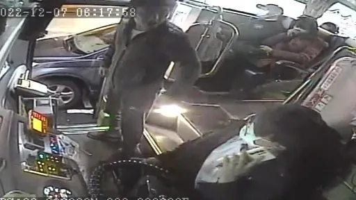 客運鳴喇叭提醒違停車　他竟氣噗噗揮拳毆打司機