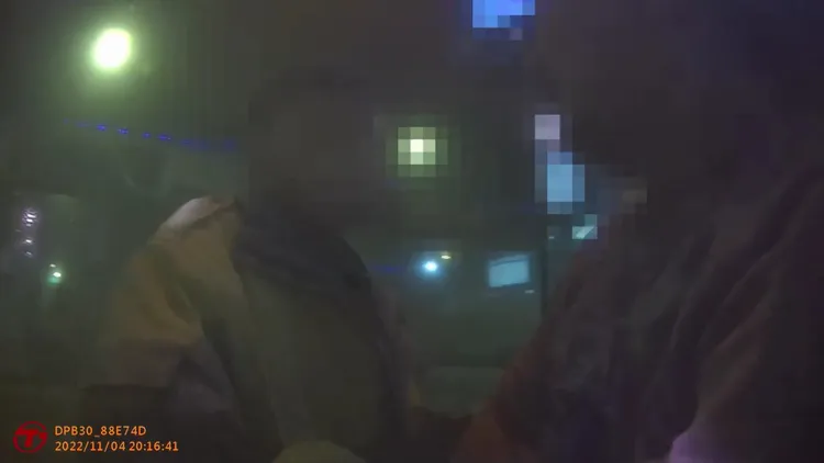 吳男持滅火器朝警方噴灑。翻攝畫面