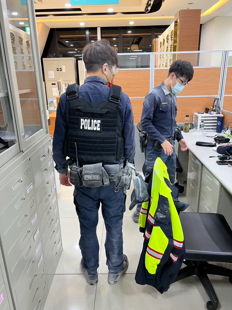 警方遭到噴灑滅火器。翻攝畫面