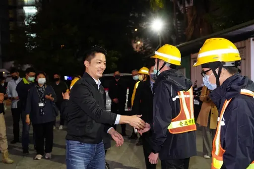兌現與王偉忠承諾！蔣萬安上任首日訪清潔隊　「偉大城市有賴偉大的他們」