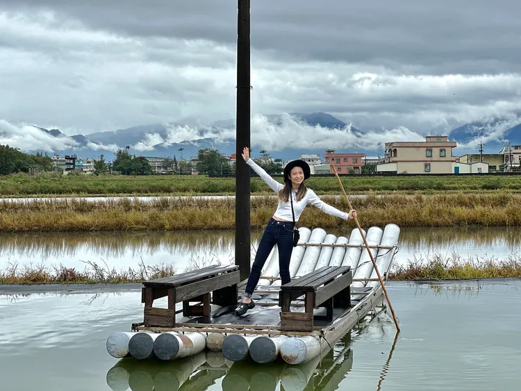 專案贈送划竹筏和秧桶船獨家水田體驗，圖為竹筏。業者提供