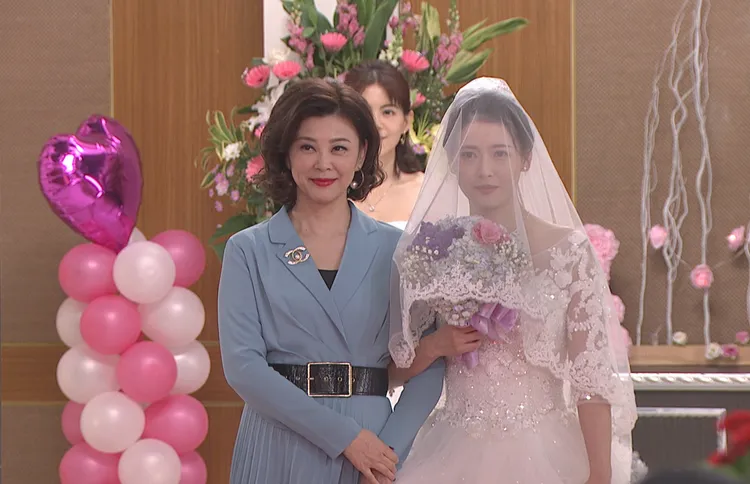 王樂妍（右）劇中一共穿了3次婚紗。台視提供