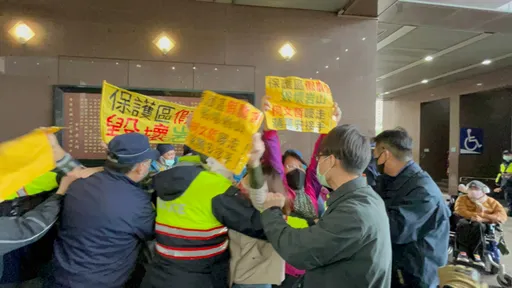 北市交接爆發抗議！柯文哲遭嗆縱容假農舍邁走　蔡詩萍挨批骨綠皮藍