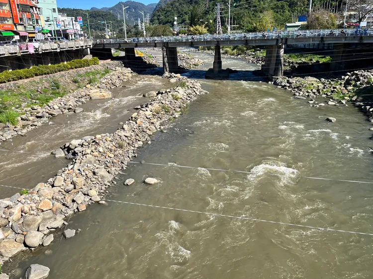 混濁的溪水讓居民驚訝。民眾提供