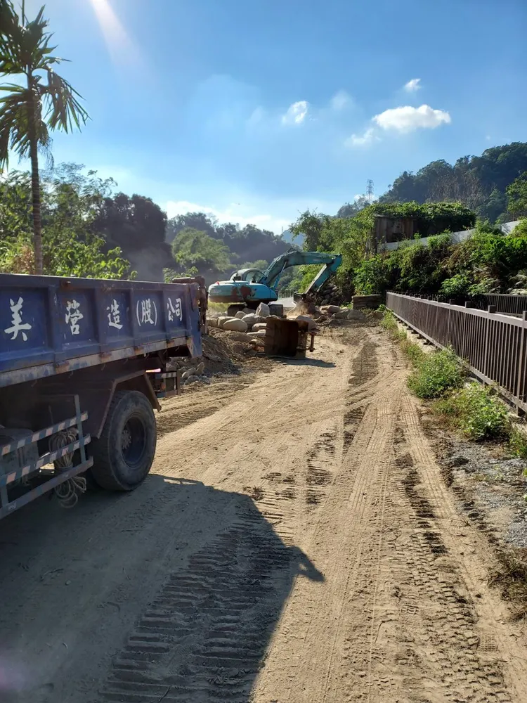 經查是中游處有工程施作中，其挖起的土方較鄰近溪水。民眾提供