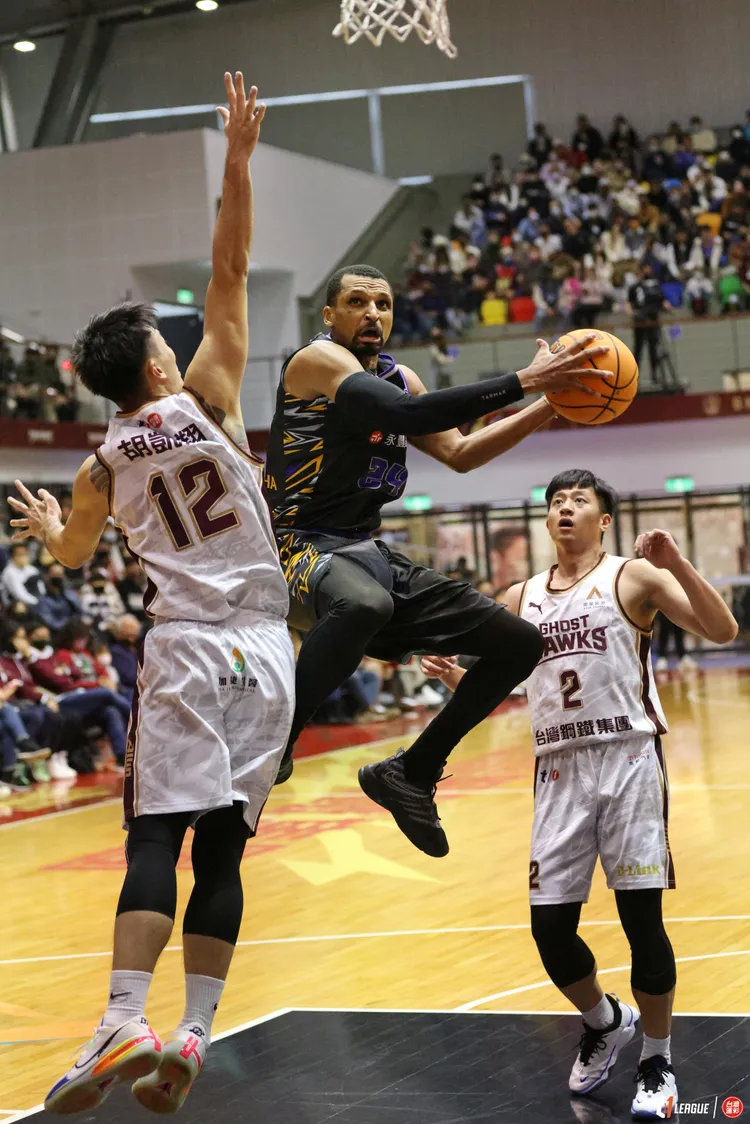 艾夫伯（中）攻下43分難救雲豹。聯盟提供