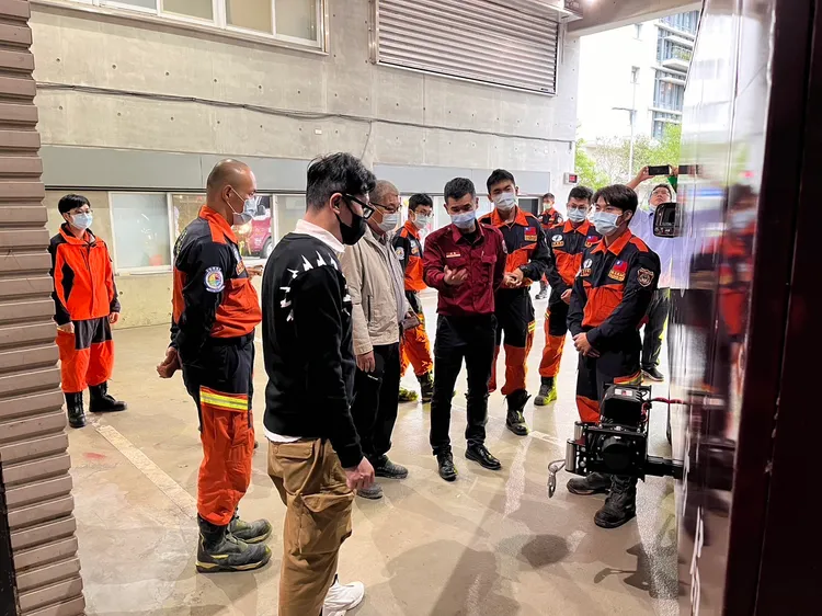 說明四輪傳動型器材運輸車的功能。新北消防提供