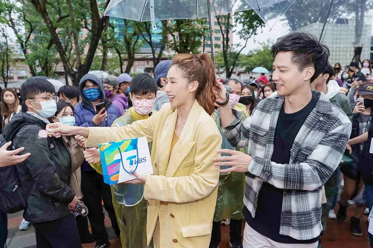 楊晴和鄒承恩昨現場發喜糖。TVBS提供