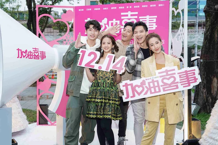 《加油喜事》演員群楊晴（右起）、鄒承恩、周孝安、臧芮軒、劉育仁昨現身新北歡樂耶誕城「加油喜事 告白大聲公」活動。TVBS提供