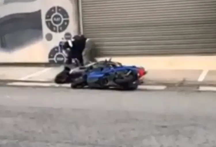 兩名中年大叔當街扭打成一團，雙雙受傷就醫，事後還要面對警方究責。翻攝社會事新聞影音