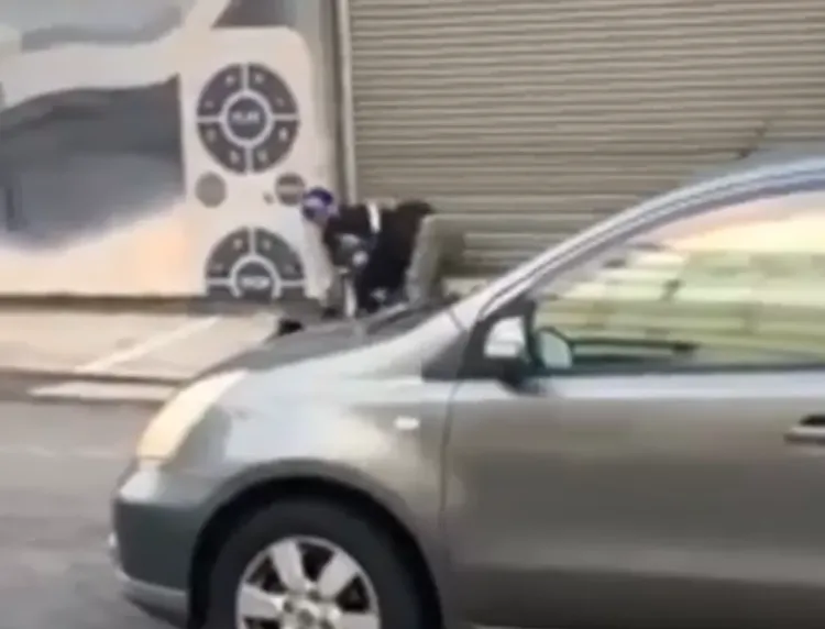 其中一名騎士勒住對方脖子，壓制在地。翻攝社會事新聞影音