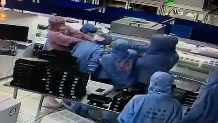 在受害者被勒頸20秒左右後，眾人終於開始救援。翻攝自推特