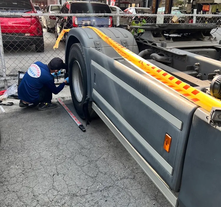 警方對曳引車採證。警方提供
