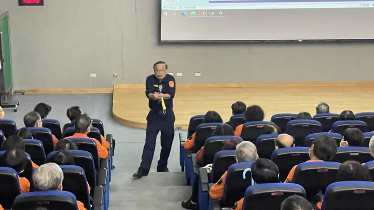 黃宗仁分享警方掃毒、打詐、反黑肅槍及防疫等經驗。新北市警局提供