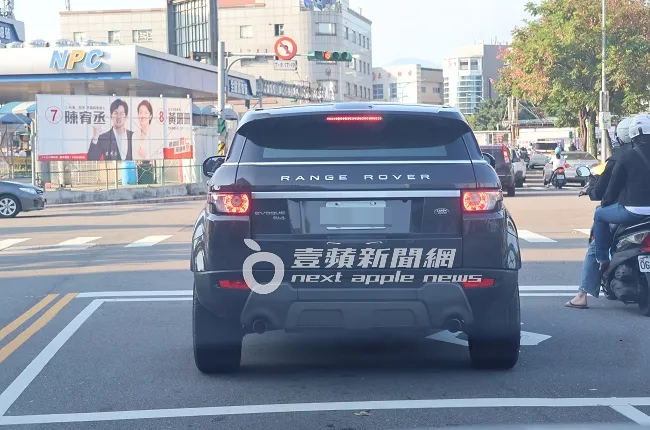 孫協志從愛巢開著261萬元的RANGE ROVER休旅車出門，一路歸心似箭的停在機車停等區，想趕快去接夏宇童。特勤中心攝