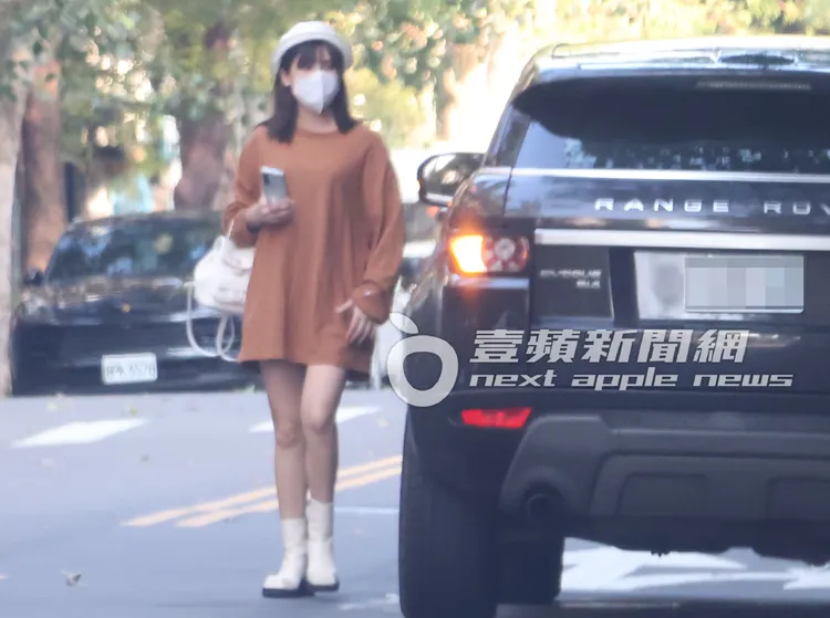 夏宇童穿著寬鬆從育嬰用品店步出，走向孫協志的休旅車駕駛座。特勤中心攝