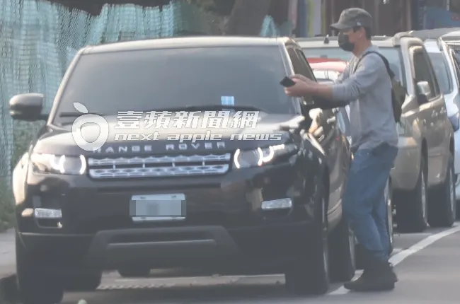 孫協志幫夏宇童開車門後，準備取車離去。特勤中心攝