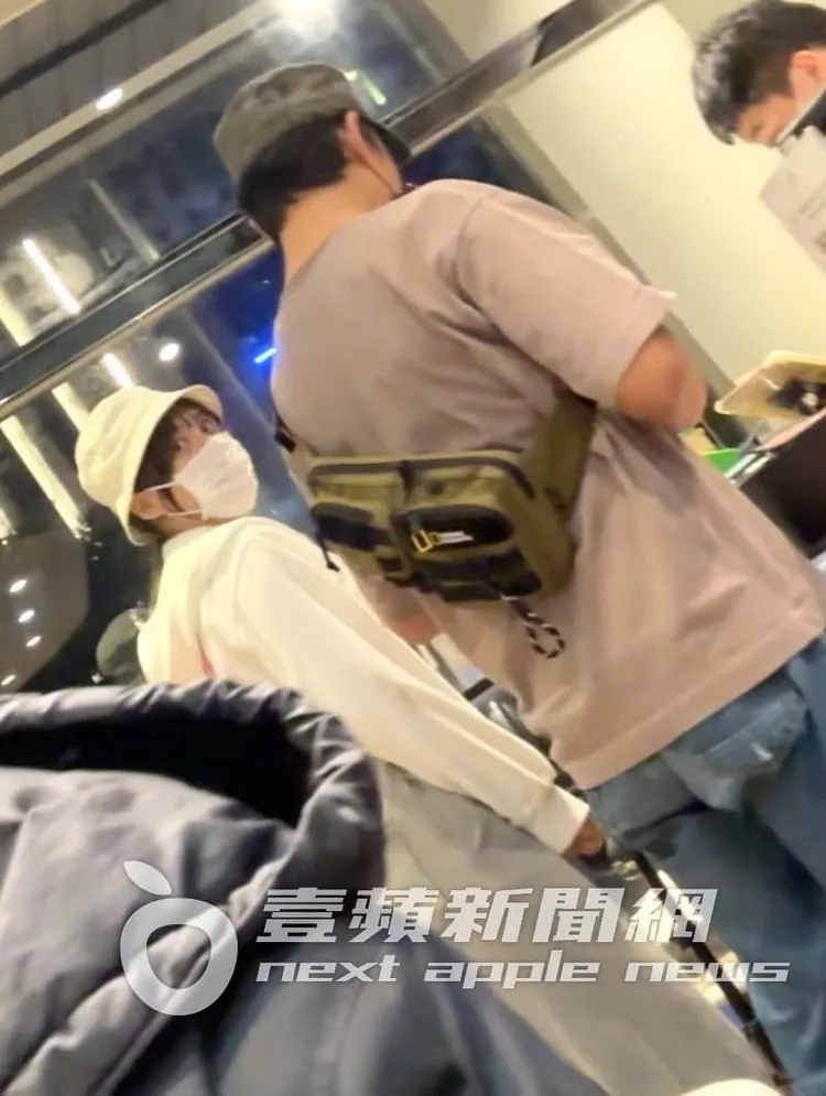 日前讀者目擊，孫協志（右）帶著夏宇童，來到小倆口愛巢附近的高檔火鍋餐廳「DE LOIN德朗」甜蜜共進晚餐。讀者提供