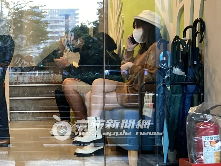 夏宇童在診間外等孫協志看醫生，拿起手機煲電話粥。特勤中心攝