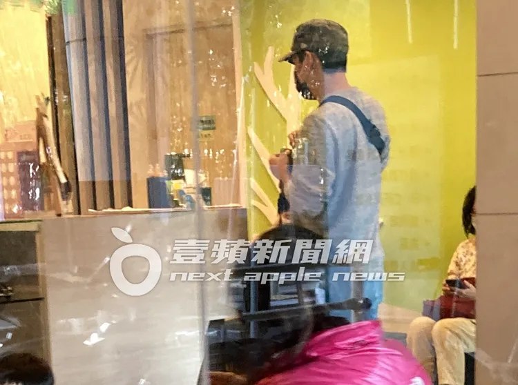 孫協志走進連安診所櫃台報到，夏宇童則坐在一旁沙發休息區等待。特勤中心攝