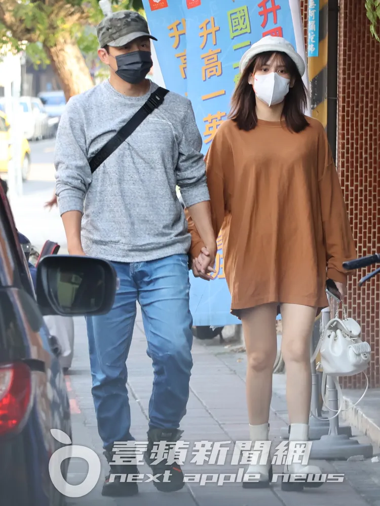 孫協志（左）和夏宇童十指緊扣散步。特勤中心攝