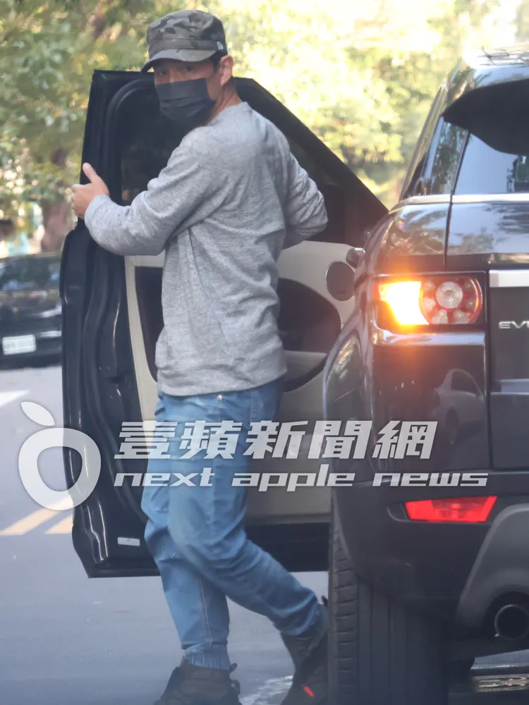 孫協志走下駕駛座，與夏宇童和陳瑋薇到育嬰用品店會合。特勤中心攝