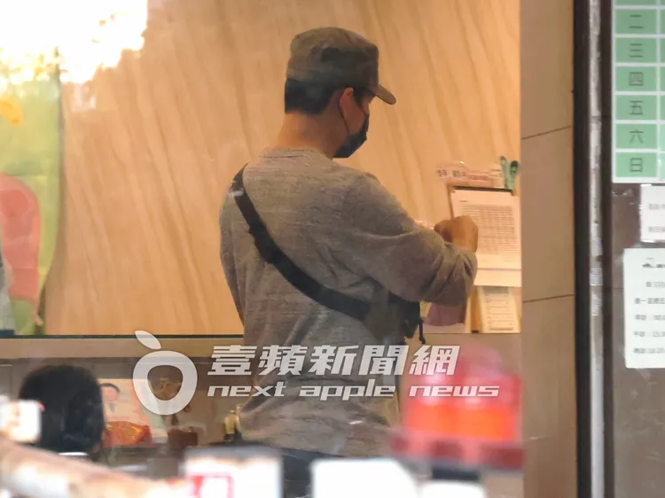 孫協志看完醫生從診間走出來，移動到櫃台領藥。特勤中心攝