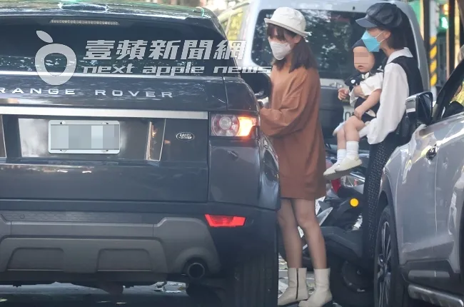 夏宇童（左）繞回副駕，跟孫協志對話，金鐘主持人陳瑋薇也抱著小男嬰步出嬰兒用品店。特勤中心攝