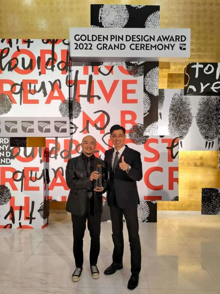 左起林彥穎建築師及民政處長顏章聖共同出席2022金點設計頒獎典禮，抱回「年度最佳設計獎」。新竹市政府提供