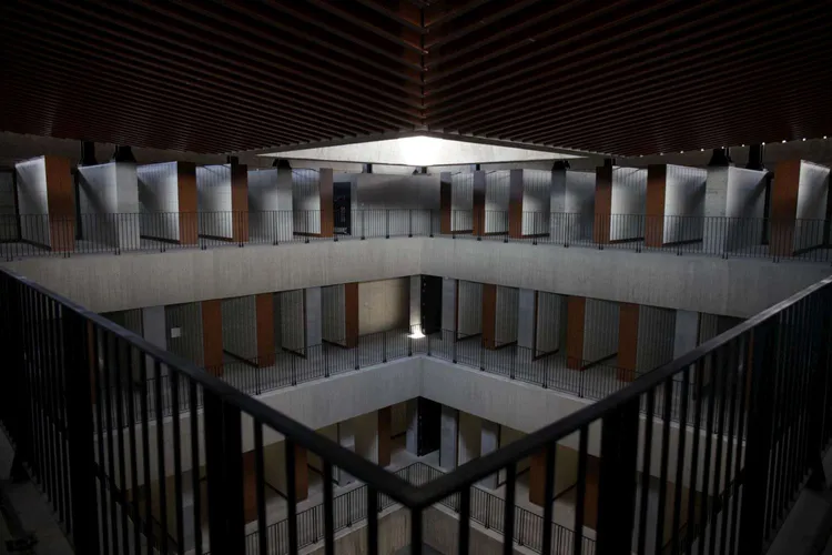 永恆之丘為全國唯一以無樑柱設計工法，導入清水模、天井的納骨塔，整體空間通透開放，藉由無死角的空間安排，驅散人們的恐懼，打造開放、光線流動的空間。新竹市政府提供