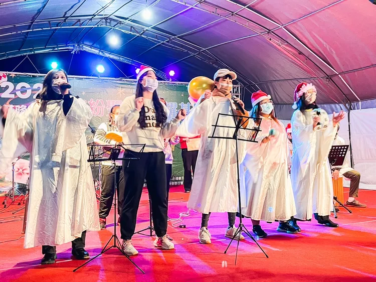 現場有表演團體參加聖誕夜晚會。翻攝畫面