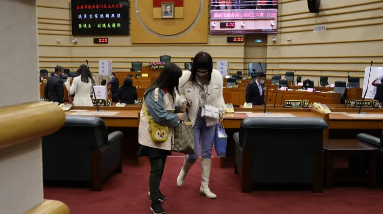 正副議長順利選出後，顏議員趁著休息時間低調離開議會。侯昌騰攝