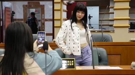 爆乳議員報到了 嘉義市議會追星引騷動