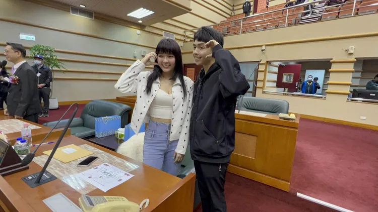 嘉義市議會因顏議員的出現瞬間變成粉絲見面會。侯昌騰攝