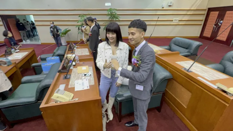 新任男議員上前與顏議員合影。侯昌騰攝