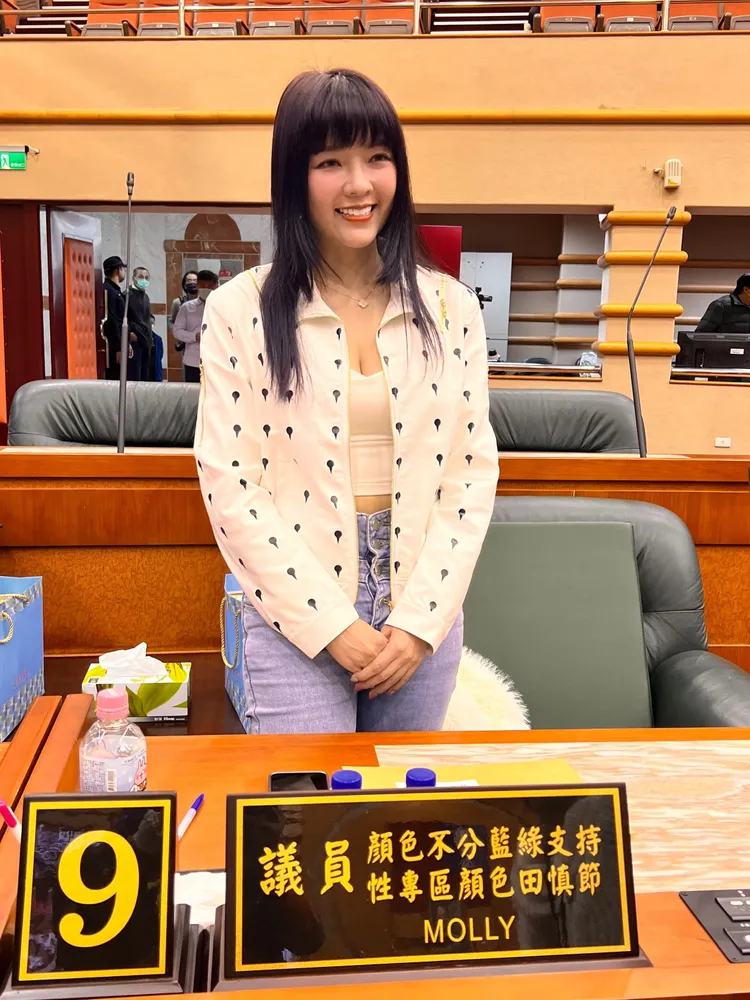 顏議員站在議會座位大方讓媒體拍照。侯昌騰攝