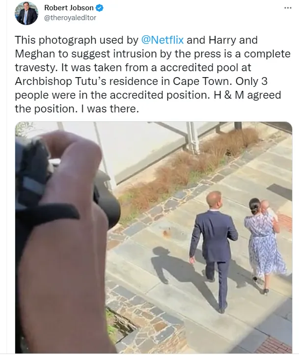 王室記者賈布森在推特批評紀錄片刻意營造偷拍氛圍，但實際上他就在現場，而且拍攝也經過哈利與梅根同意。翻攝賈布森推特@theroyaleditor