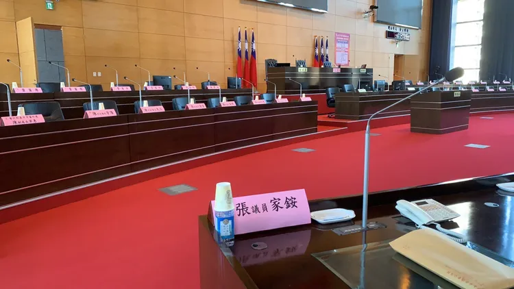台中市議員張家銨明天在議事堂的座位將缺席，改在市議會「確診議員專區」宣誓就職並投票。曾雪蒨攝