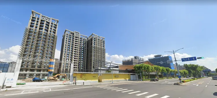 金城路二段近年受到缺工料等影響，營造成本攀升反映在售價，新建案售價普遍站穩5字頭，圖為指標預售大樓「有富富玉」。翻攝Google map