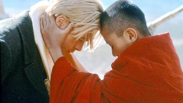 年輕達賴喇嘛故事曾被好萊塢改編成電影《火線大逃亡》，並由巨星布萊德彼特（左）飾演奧地利登山家哈勒。海鵬影業提供