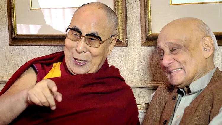 奧地利登山家哈勒（右）和達賴喇嘛朝夕相處長達7年。海鵬影業提供