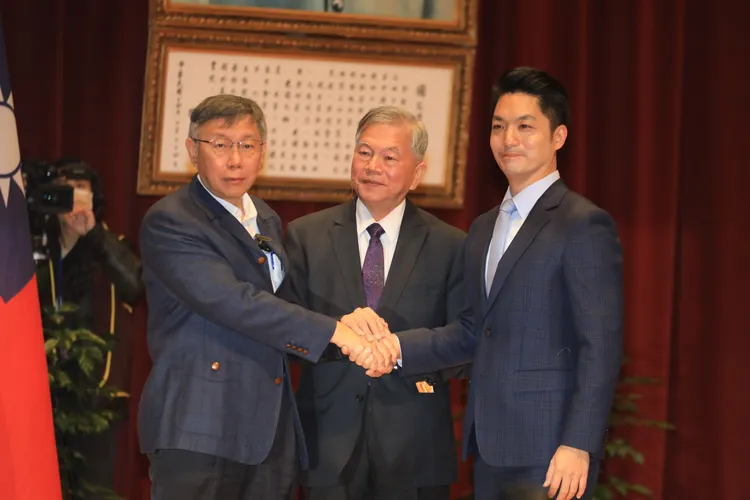 柯文哲（左）與蔣萬安（右）握手。莊宗達攝