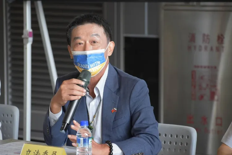 綠委許智傑認為，民進黨現在氣勢低迷，支持者的表態率低，但也坦言有4問題必須面對。翻攝高雄小金剛許智傑臉書