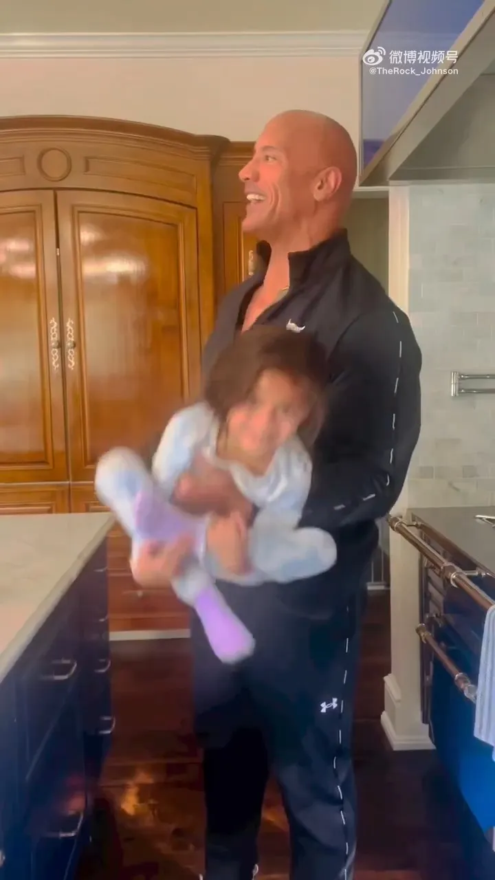 巨石強森說自己趕連夜飛機，就是為了回家陪女兒玩「爸爸捲」。引自微博