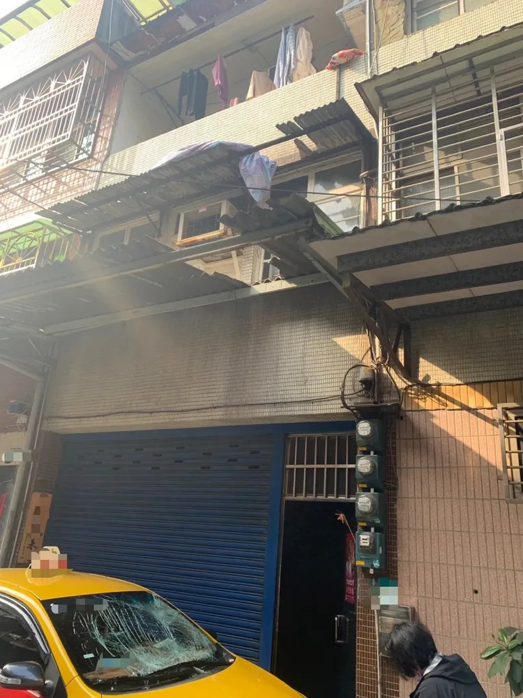 洪女在三樓發現愛貓在陽台擔心墜落，前去救援時反而自己從三樓墜落。警方提供