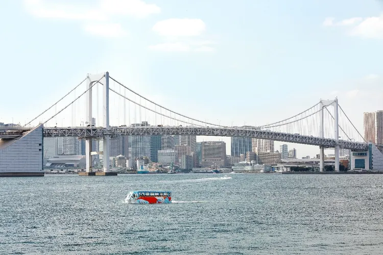 搭乘Sky Dcuk的「台場環景路線」就能就近欣賞日劇經典浪漫場景-彩虹大橋。（圖片來源：Ⓒ日之丸自動車興業株式會社）