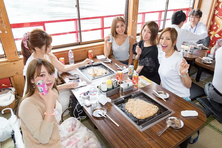 在海風的吹佛之中，體驗親自製作文字燒，無法上手也沒關係，隨船人員會提供最即時的服務。（圖片來源：Ⓒ江戶前汽船）