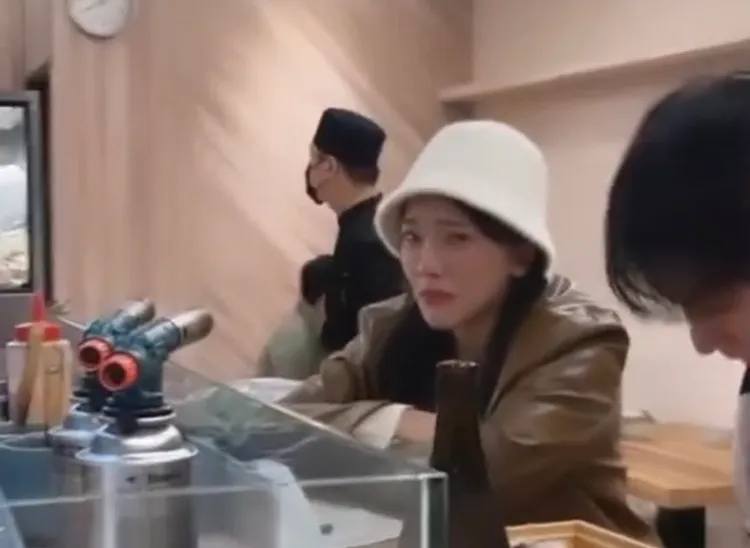 小優（中）突然大哭，讓古曜威（右）不知所措。翻攝古曜威IG