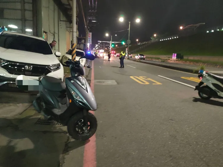 蘆洲區環堤大道發生嚴重車禍，警方到場指揮交管。蘆洲警分局提供